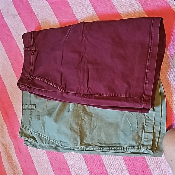 2 PAIRS MENS CHINO SHORTS KHAKI GREEN/ MAROON - Picture 9 of 9